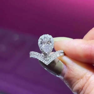 Anillo Halo en Forma de Pera con Diamante de Laboratorio Certificado por IGI de 1.40 Quilates, Color DEF, Claridad VVSVS - Product Image 1