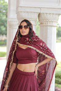 Conjunto de Lehenga Choli de Seda con Lentejuelas Pesadas y Bordado de Hilo para Novia, Ropa de Boda Elegante, Exportación - Product Image 3