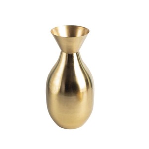 Maceta de decoración de Metal para el hogar o las fiestas de la mejor calidad de tendencia para florero moderno de Metal de Aluminio acabado en color dorado - Product Image 1