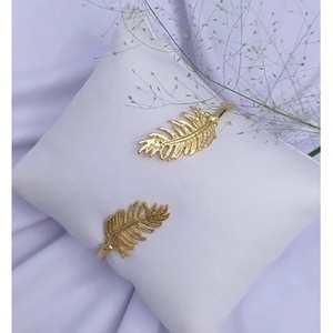 Bracelets en laiton faits à la main, plaqués or, style vintage avec motif plume, pour cadeaux - Product Image 4