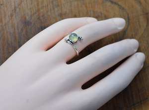 Anillo de Compromiso Minimalista de Plata de Ley 925 con Circonita Verde y Baño de Rodio, con Gema Redonda, para Unisex, Regalo para Fiestas - Product Image 2