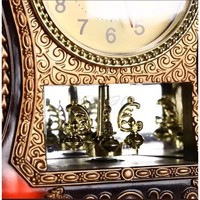 La texture riche du métal ajoute de la profondeur et du caractère aux horloges de table, devenant ainsi des pièces de décoration exceptionnelles, luxueuses et fabriquées par des artisans indiens.