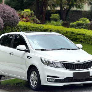 Kia K2 Hatchback d'occasion en bon état, modèle 2013, 1.4 GLS, transmission automatique, traction avant (FWD) avec options gauche - Product Image 1
