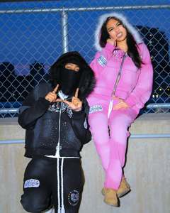 เสื้อฮู้ดสตรีทแวร์แบบปรับแต่งได้ สีชมพู ประดับเพชรเทียม ล้างสีแบบเอซิด วินเทจ ปักลาย ระบายอากาศได้ดี เป็นมิตรกับสิ่งแวดล้อม ทรงเข้ารูปสำหรับทุกเพศ - Product Image 1