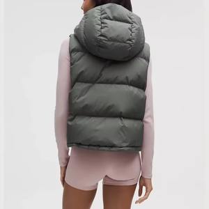 เสื้อกั๊กพัฟเฟอร์ผ้าแคนวาสพิมพ์ลายสำหรับผู้หญิง น้ำหนักเบา ผลิตตามสั่ง (OEM) มีกระเป๋าข้าง กันน้ำ เป็นมิตรกับสิ่งแวดล้อม วัสดุใส่สบายสำหรับฤดูหนาว - Product Image 2