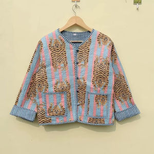 Couverture matelassée en coton indien fait main, imprimé à la main, style bohème, hiver, pour femmes, réversible, manches longues, deux poches avant, imprimé tigre - Product Image 1