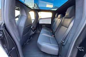 Camioneta Eléctrica 2024 con Tracción en las Cuatro Ruedas, Caja de Cambios Automática, Volante a la Izquierda, Bajo Kilometraje, Interior Oscuro, Alto Rendimiento, Autonomía de 601-700 km - Product Image 6