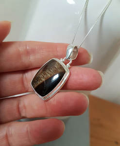 Colgante de Plata de Ley Hecho a Mano con Rodio y Piedra de Ojo de Tigre, Colgante de Latón para Compromiso o Boda, Tamaño 8X12MM, Forma Rectangular, Engaste de Bisel - Product Image 3