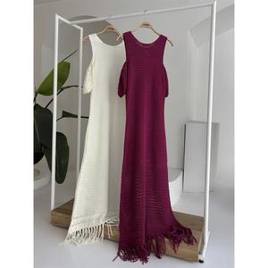 Vestido de punto transpirable 2862 con detalle en los hombros y falda con borlas, cintura natural - Product Image 2
