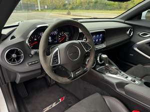 Chevrolet Camaro ZL1 berline 2023 d'occasion, blanc éclatant, propulsion arrière, jantes en alliage, sièges en cuir, pack de puissance, navigation premium - Product Image 5