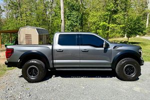 Ford F-150 Raptor 2024 d'occasion en bon état, V6 biturbo de 450 ch, 4 roues motrices, sièges avant Recaro - Product Image 2