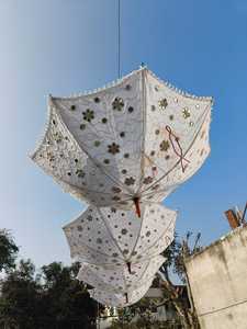 Élevez votre journée spéciale avec l'exquis parapluie de décoration de mariage en dentelle victorienne en coton fabriqué à la main - Product Image 5