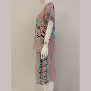 Ensemble robe et pantalon économiques d'été à motif floral quotidien et à manches courtes en rayonne douce - Product Image 5