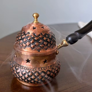 Brûleur d'encens classique en laiton lisse pour les bureaux, offrant une ambiance rafraîchissante avec un parfum naturel doux - Product Image 1