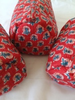 Pochette de maquillage vintage en coton matelassé imprimé à la main en Inde avec motif floral pour femmes avec fermeture à glissière pour les voyages pour les sacs