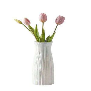 Jarrones de Metal hechos a mano de tamaño pequeño en negro mate Forma personalizada Jarrones de Metal únicos de mesa con estilo a precio asequible - Product Image 2