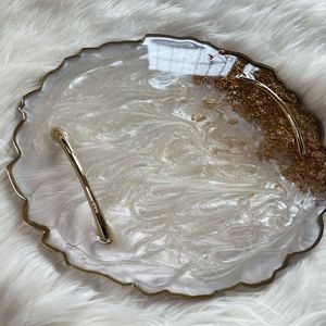 Plato de resina para servir acabado artístico artesanal ideal para fiestas celebraciones o añadir elegancia al interior de tu hogar - Product Image 1