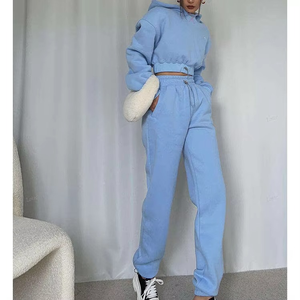 Conjunto de pantalones de chándal y sudaderas con capucha de algodón y forro polar de alta calidad OEM Conjunto de dos piezas con Sudadera con capucha recortada para exteriores Ropa de calle para mujer - Product Image 4