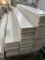 Moderne Techo Pvc Para Cielo Raso Lambris Pvc Plafond Plastique Cielo Falso Pvc Panneau de Plafond Intérieur Carreaux de Plafond pour Appartement