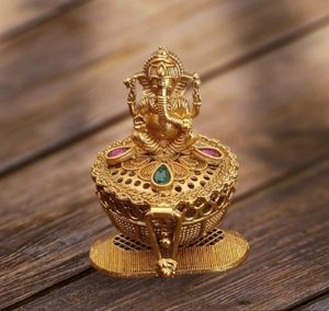 Caja Sindoor de latón dorado con tapa para decoración de templos y regalos de festivales Polvo de técnica pulida de diseño tradicional - Product Image 6