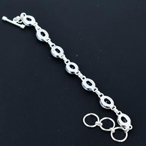 สร้อยข้อมือเงินสเตอร์ลิงทำด้วยมือพร้อมพลอยแซฟไฟร์สีน้ำเงินปรับได้ของขวัญวันเกิดสำหรับแฟนสาวสำหรับงานแต่งงาน - Product Image 4