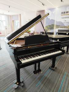 Piano à queue Yamaha G1B 88 touches en bois massif, design classique pour scène et studio, haute performance avec un son acoustique riche - Product Image 1