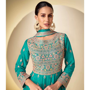 Premium Chinon Broderie Travail Designer Salwar Kameez Costumes Catalogue complet disponible au tarif de gros, fête porter salwar kameez. - Product Image 1