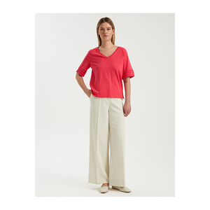 เสื้อยืดแขนยาวคอวีผู้หญิงประดับด้วยโซ่ผ้าซาติน - Product Image 1