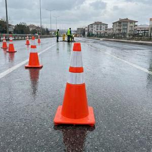 Cône de signalisation de sécurité 72 cm pour la sécurité routière - PVC américain - Product Image 2