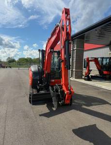 Mini-excavatrice compacte Kubota KX040-5 à prix abordable avec moteur diesel performant, force de creusement élevée et utilisation facile - Product Image 2