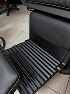 Fauteuil de barbier inclinable moderne en similicuir noir avec repose-pieds réglable et pompe hydraulique pour salon de coiffure - Product Image 3