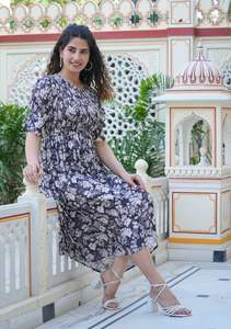 Robe smoking plissée à imprimé floral noir pour femmes en polyester doux avec manches bouffantes et col rond, conçue pour un usage quotidien - Product Image 2