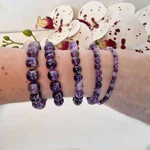 สร้อยข้อมืออเมทิสทำด้วยมือพร้อมคริสตัลอัญมณี8มม. สีฟ้าหินธรรมชาติยืดได้พอดีกับถุงของขวัญและการ์ดรวมอยู่ด้วย - Product Image 2