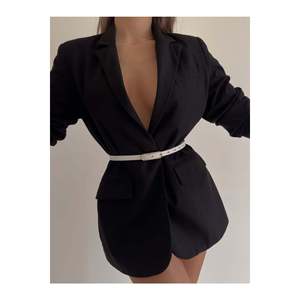 Ceinture fine et large pour femme avec boucle dorée, idéale pour vestes, robes et chemises. BLANC - Product Image 4