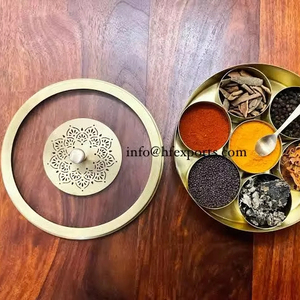 Caja de Especias Masala de Latón con Diseño Fantástico, Hecha a Mano, Tapa Repujada, con Cuchara, Apta para Lavavajillas y Horno, HF CRAFTS India Modelo HF 00347 - Product Image 1