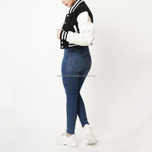 แจ็คเก็ตเบสบอลแบบสั่งทำพิเศษสำหรับผู้หญิงปี 2026 แบบเย็บต่อผ้าลายควิลท์  แจ็คเก็ตแบบ Letterman  แจ็คเก็ตซาตินแบบครอป  บุด้วยใยฝ้าย  ผลิตตามสั่ง - Product Image 2