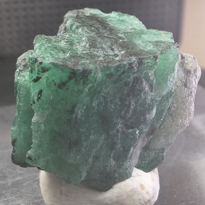 Gema de Brillo Natural, Cristal de Esmeralda Swat, 27 Quilates |   Espécimen de Esmeralda Verde Cruda con Corte Hexagonal |   Valle de Swat, Pakistán |   Colector - Product Image 3