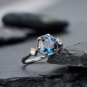 Anillo Clásico de Plata de Ley con Alejandrita y Zirconia que Cambia de Color con Engaste de Garras de Shama Gems and Jewels, Regalo para Ella - Product Image 3