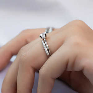 Bague de fiançailles élégante et durable Moissanite Solitaire coupe ronde bijoux de mariage - Product Image 3