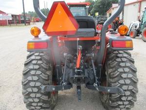 Tracteur L2502HST 2024 - Efficace, compact et convivial pour l'opérateur - Product Image 2