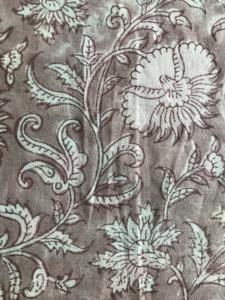 ผ้าฝ้ายพิมพ์ลายด้วยมือ ลายดอกไม้โบราณบนพื้นสีน้ำตาล |   สิ่งทอพื้นเมืองแบบคลาสสิก - Product Image 2