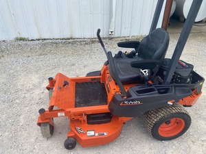 Tractor cortacésped Kubota rojo con tracción en las cuatro ruedas y transmisión de engranajes, fácil de operar. - Product Image 1