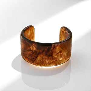 Brazaletes de joyería de resina únicos con elementos florales y conchas naturales para ropa de mujer consciente de la moda - Product Image 5