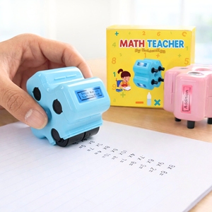 Sello Rodante 4 en 1 para Maestros de Matemáticas, GoldenEgg, Práctica de Suma, Resta, Multiplicación y Relleno de Espacios en Blanco, Edades 4-10, No Tóxico - Product Image 1