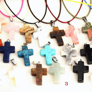 Collar de Piedras Curativas de Cristal con Colgante de Cruz Religiosa Hecho a Mano al por Mayor, Protección Espiritual, Equilibrio de Chakras - Product Image 1