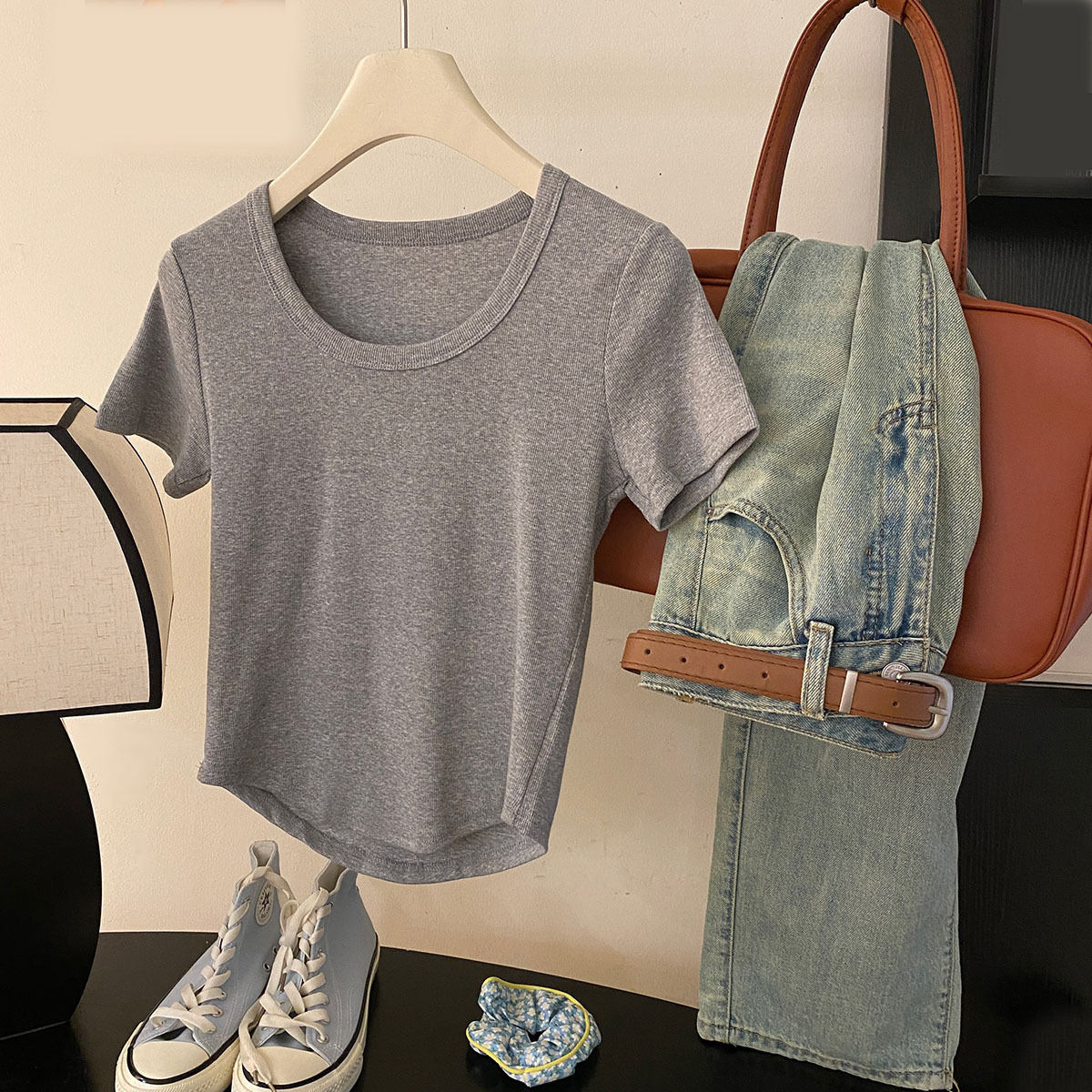 สีเทาเข้ม