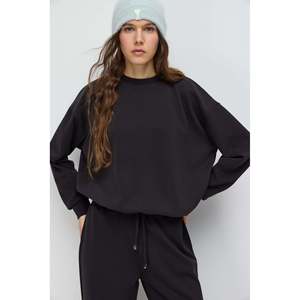 เสื้อสเวตเชิ้ตเนื้อผ้านุ่มแบบพื้นฐาน ผลิตจากผ้าตุรกี - Product Image 1