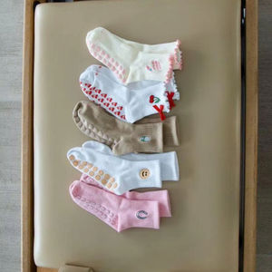 Chaussettes de sport antidérapantes en coton extensible respirant confortables pour le yoga, le pilates, la remise en forme, tendance, pour l'entraînement en salle - Product Image 1