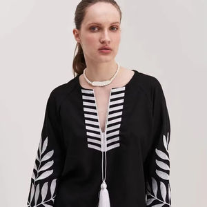 Chemisier Vyshyvanka de style folklorique ukrainien pour femmes élégantes Broderie classique et conception paysanne Taille naturelle lavable - Product Image 1