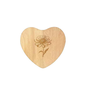 Planche à découper décorative en bois en forme de cœur pour cadeau de mariage - Product Image 4